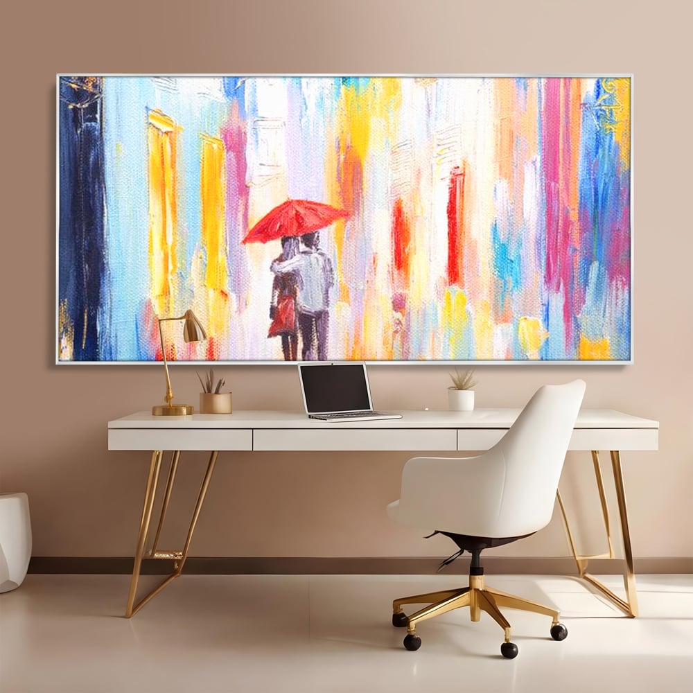 Tablou canvas cu pictura cu un cuplu sub umbrela, in rama de aluminiu argintiu, pe perete intr-un birou
